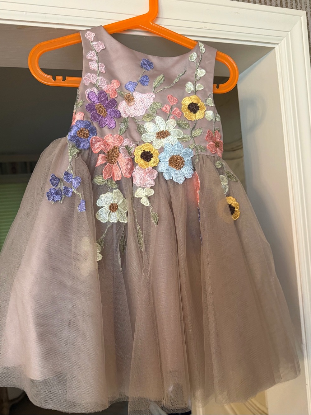 AZAZIE Girls Taupe, Tulle&satin 4T Dress w/Gorg flowers 🌺 embroidered LIKE NEW!